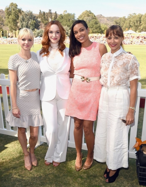 Несмотря на осень, на Veuve Clicquot Polo Classic знаменитости пришли в цветах весна-лето Несмотря на осень, на Veuve Clicquot Polo Classic знаменитости пришли в цветах весна-лето