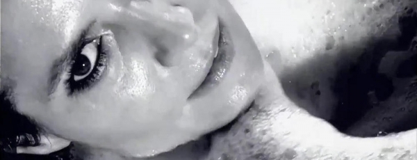 Обнаженная Хайди Клум в ванной снялась для взрослого календаря Love Advent (видео)
