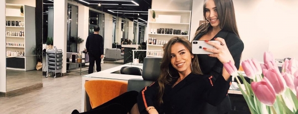 Анастасия Решетова с подругой станцевала лезгинку в салоне красоты (видео)