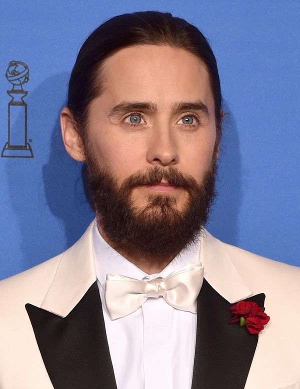 Джаред Лето в белоснежном костюме и с косичкой на Golden Globe Awards Джаред Лето в белоснежном костюме и с косичкой на Golden Globe Awards