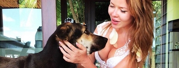 Елена Князева на отдыхе снялась для модного тайского журнала и накормила всех собак