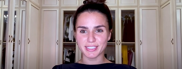 Певица Zivert показала процесс нанесения своего every day - макияжа (видео)
