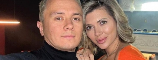 Ставшая третий раз мамой жена комика Ильи Соболева почти полностью обнажилась на фото во время кормления грудью