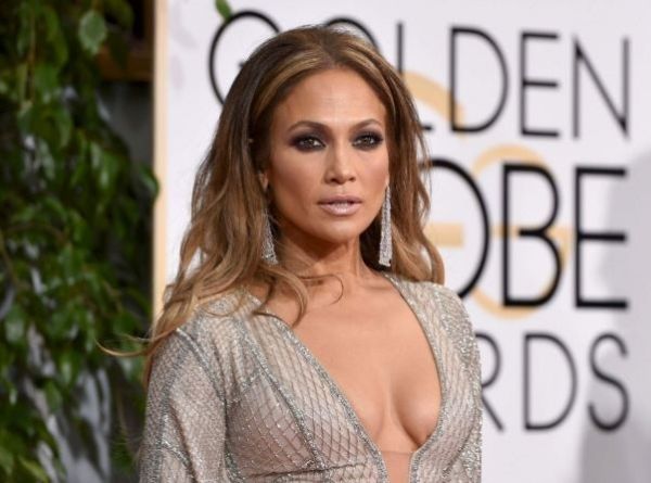 Роскошное платье Дженнифер Лопез с разрезами на Golden Globe Awards Роскошное платье Дженнифер Лопез с разрезами на Golden Globe Awards