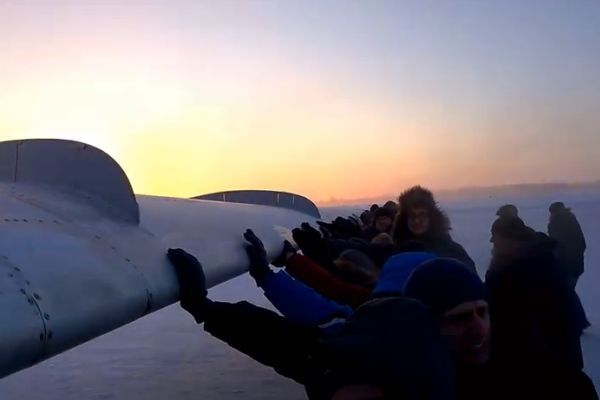 Пассажиры ТУ-134 были вынуждены толкать самолет, примерзший к взлетно-посадочной полосе 3 Пассажиры ТУ-134 были вынуждены толкать самолет, примерзший к взлетно-посадочной полосе 3