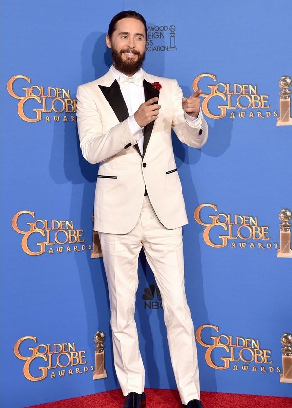Джаред Лето в белоснежном костюме и с косичкой на Golden Globe Awards Джаред Лето в белоснежном костюме и с косичкой на Golden Globe Awards