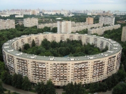 Улица Довженко, Москва. Здесь расположен уникальный "круглый дом". 26 подъездов, в которых расположено 936 квартир.